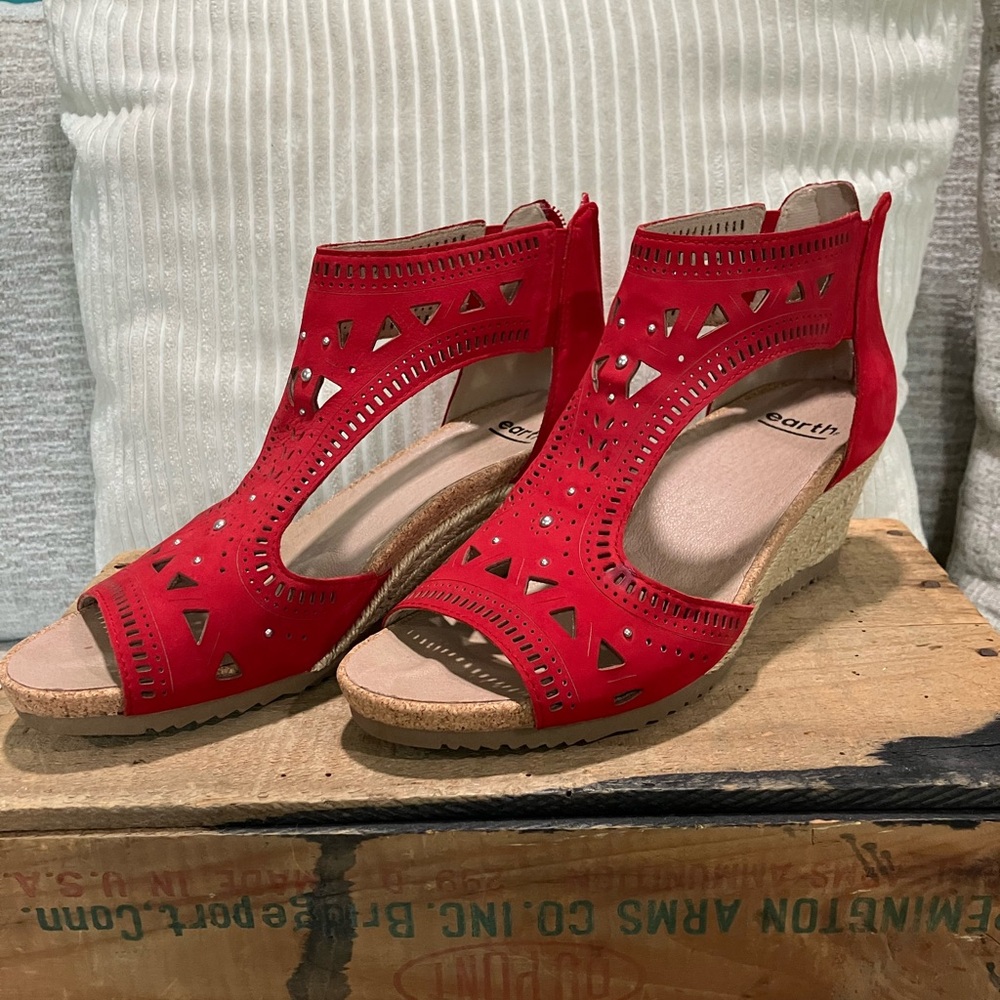 Earth Women's Vibrant Red Sandals